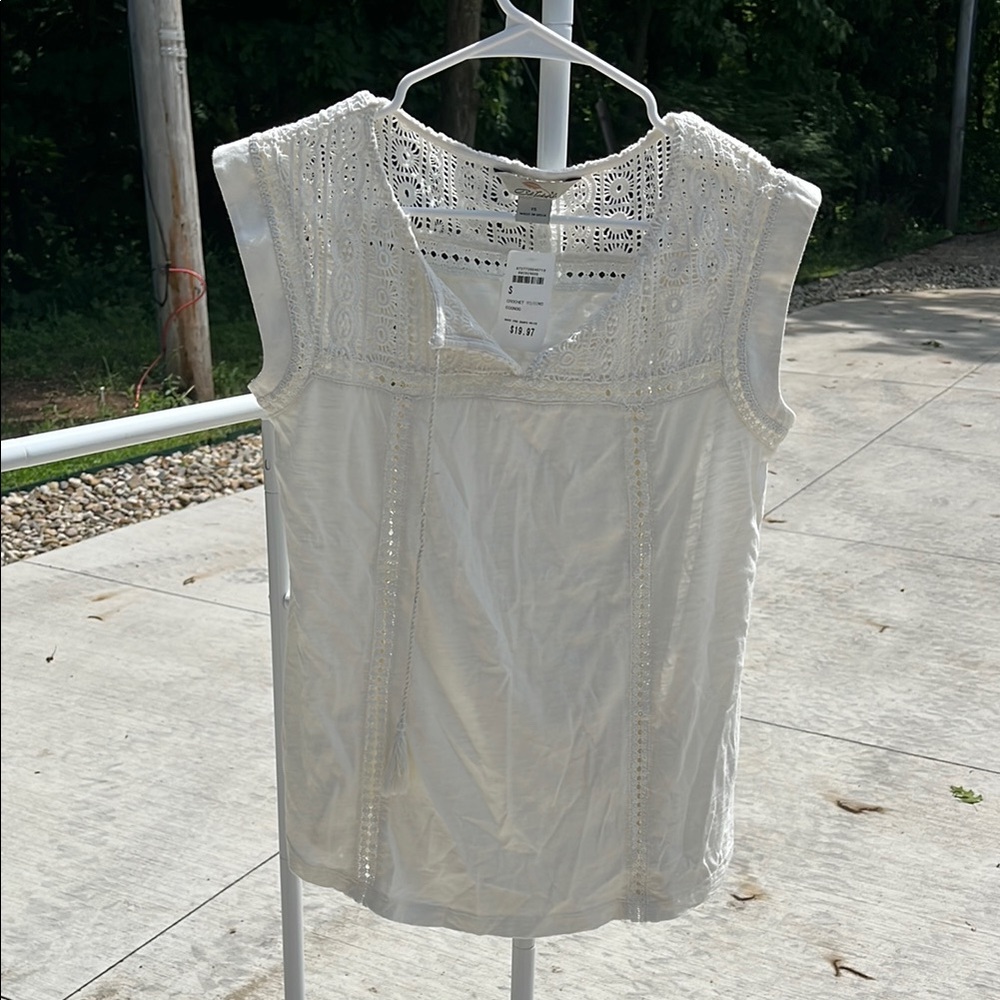 Bass Pro Shops Cream Sleeveless Blouse with Lace Detail
